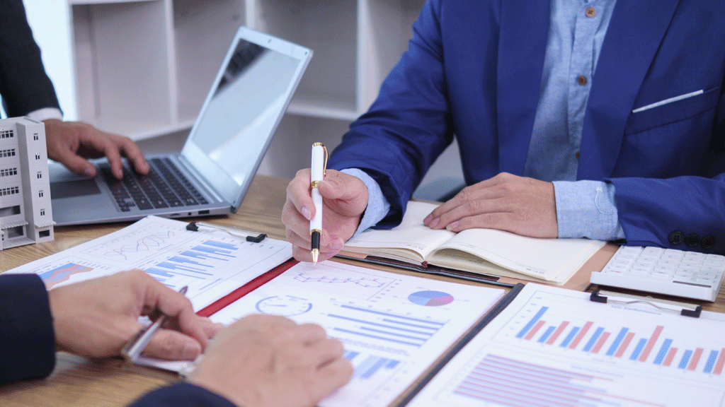 Consultante énergie et dirigeant en discussion collaborative en salle de réunion