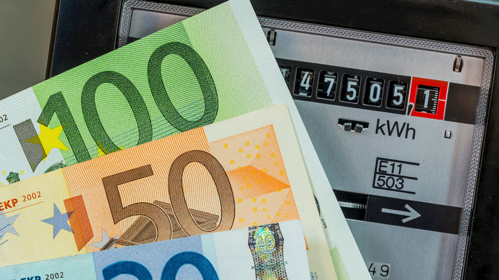 Deux professionnels comparant des offres gaz sur écran d'ordinateur